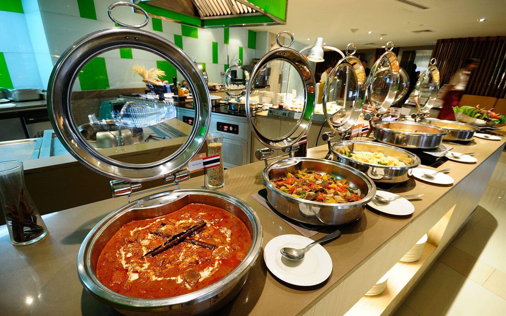 Hilton Garden Inn Bangkok Silom Zewnętrze zdjęcie