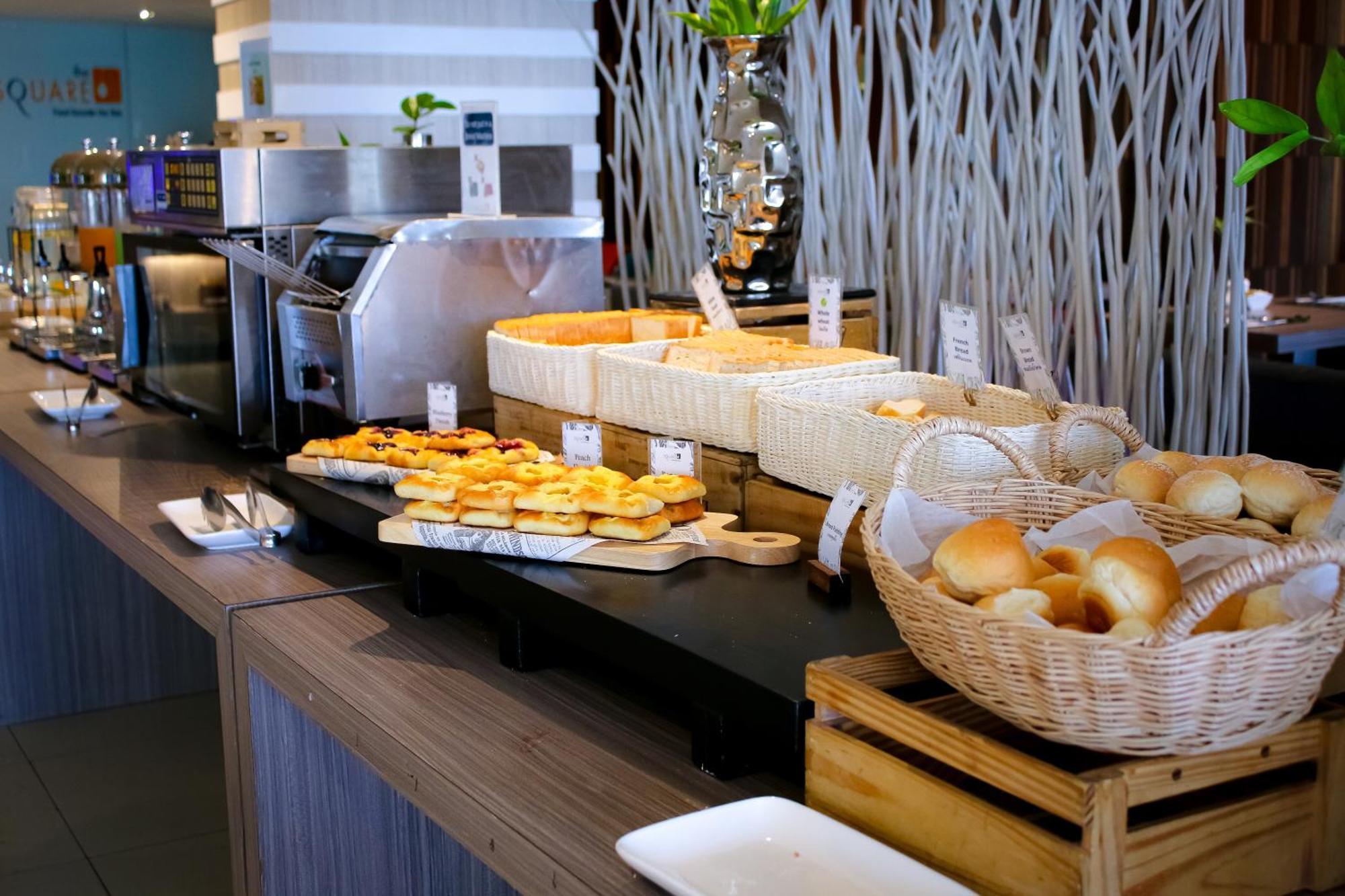 Hilton Garden Inn Bangkok Silom Zewnętrze zdjęcie
